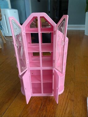 Barbie 1987 wardrobe. 3 piece with working doors and mirror.